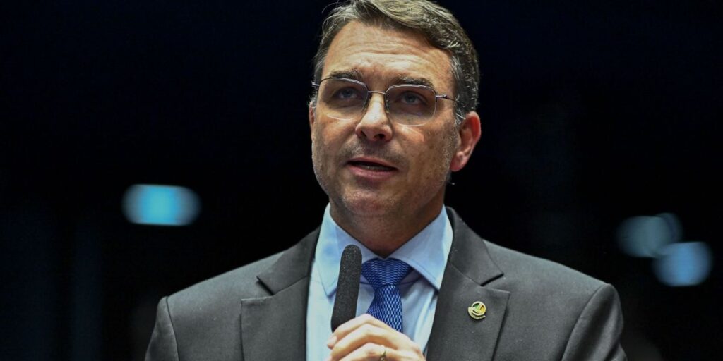 Flávio Bolsonaro diz reprovar fala de deputado que desejou morte de Lula