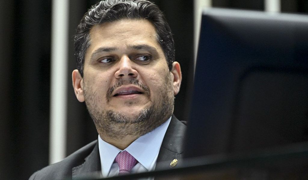 Anistia: Alcolumbre avalia projeto de Alessandro Vieira para reduzir penas