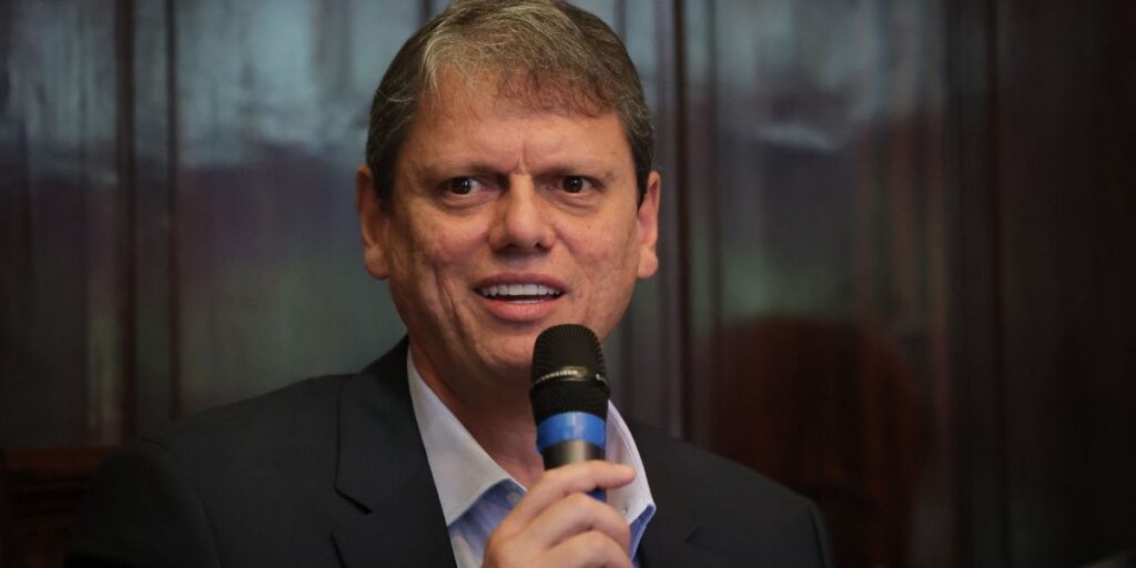 Tarcísio elogia política econômica de Milei e critica governo federal