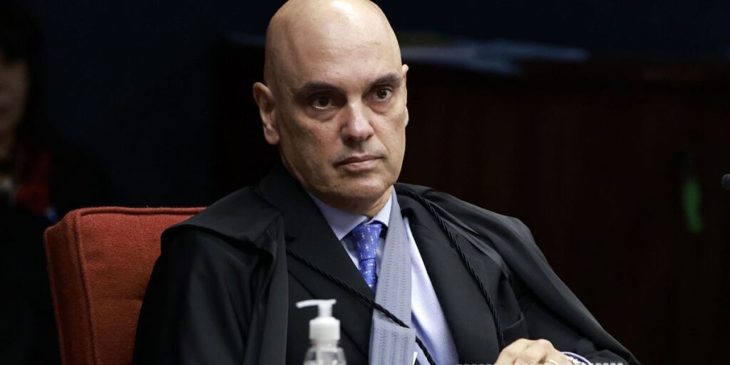 "Moraes tirou o sigilo dos autos", diz oficial ao intimar Bolsonaro na UTI