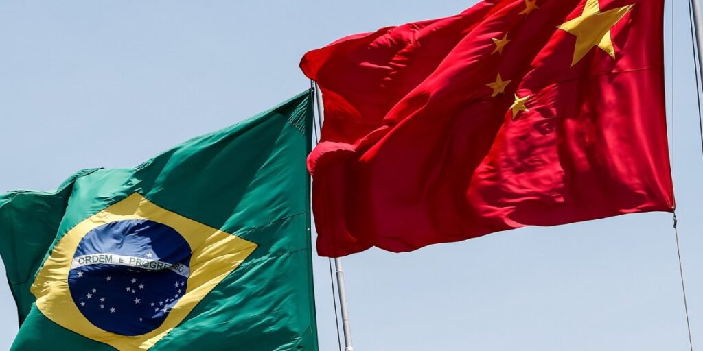 Especialista: Guerra comercial pode fortalecer relação entre Brasil e China