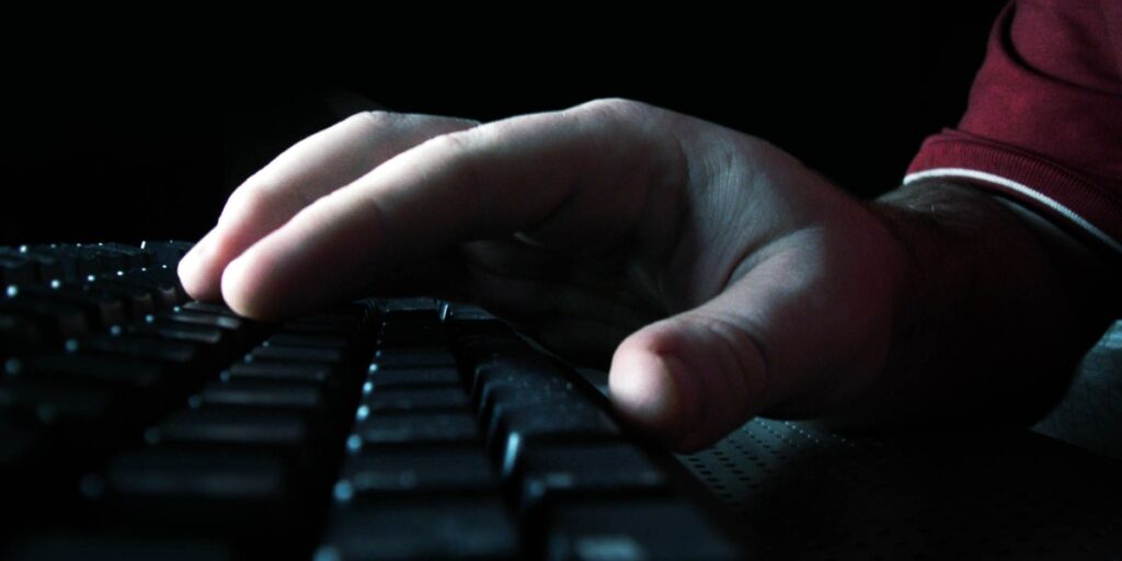 PF investiga homem por estupro virtual contra adolescente