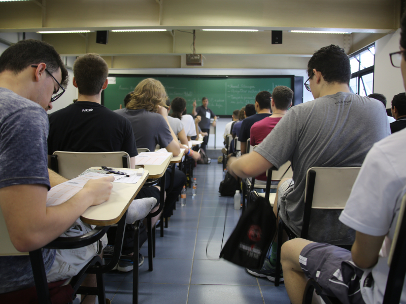 Dia do Jovem: faixa etária é marcada pelos vestibulares