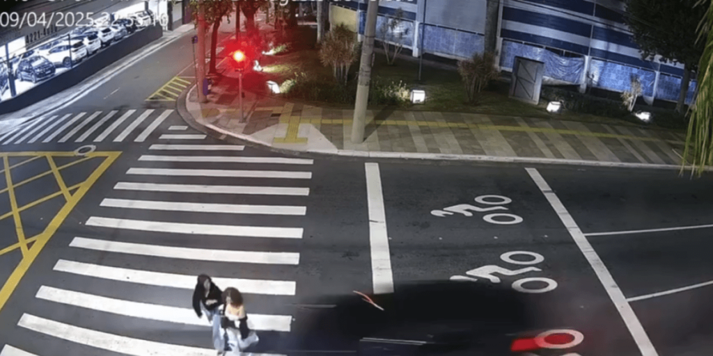 Motorista que matou jovens alega sinal amarelo: "Não consegui parar"