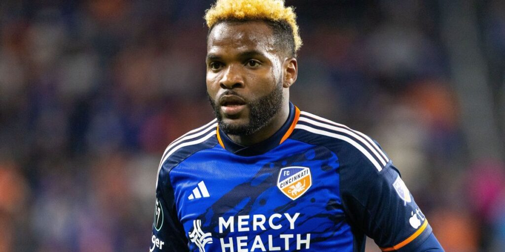 Atacante da seleção do Gabão morre aos 28 anos após cair de prédio