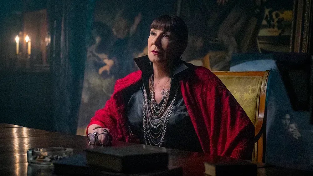Anjelica Huston revela que está curada de câncer: “Bem sério”