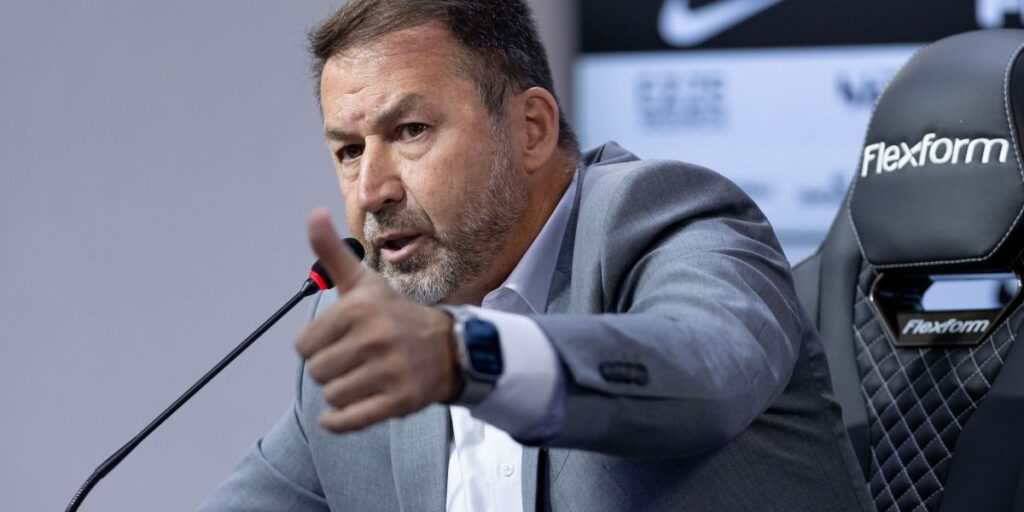 Diretor do Corinthians defende Augusto Melo: "Números são bons"