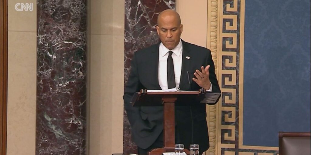 Senador dos EUA discursa por cerca de 12 horas no plenário contra Trump