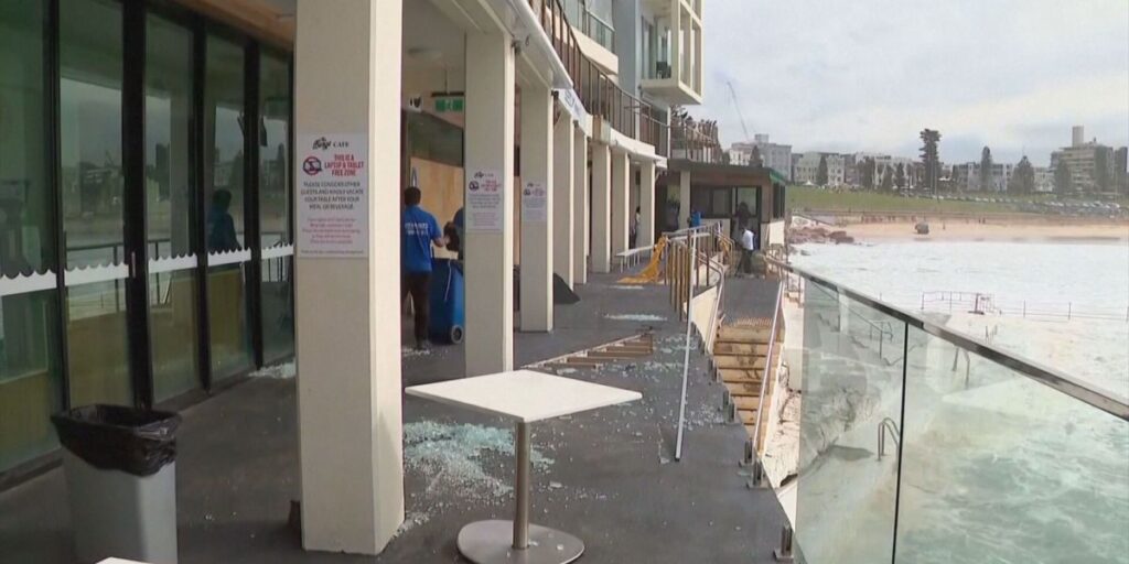 Maré alta provoca estragos na orla de Sydney