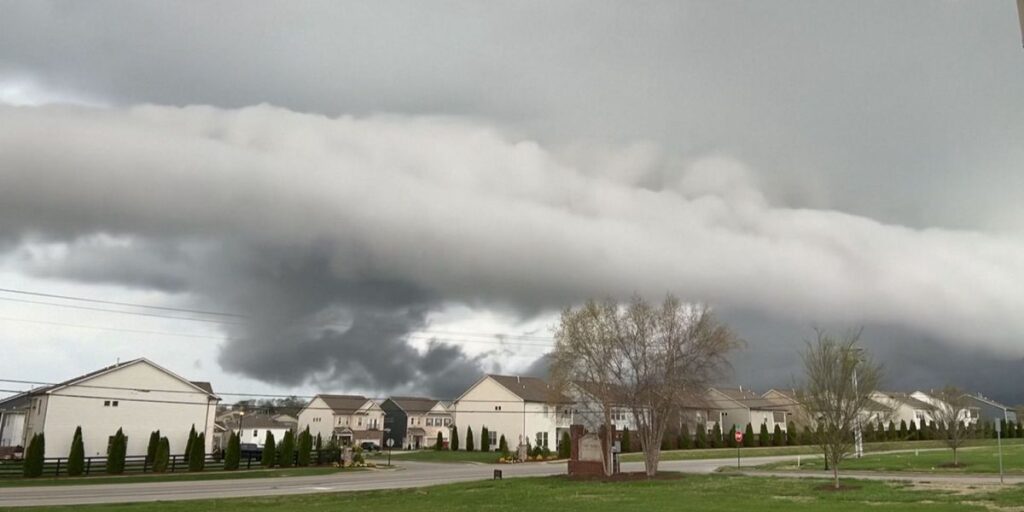Vídeo mostra nuvens de tempestade cobrindo casas no Tennessee