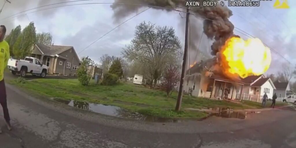 Vídeo: Bombeiro fica preso sob escombros após casa explodir nos EUA
