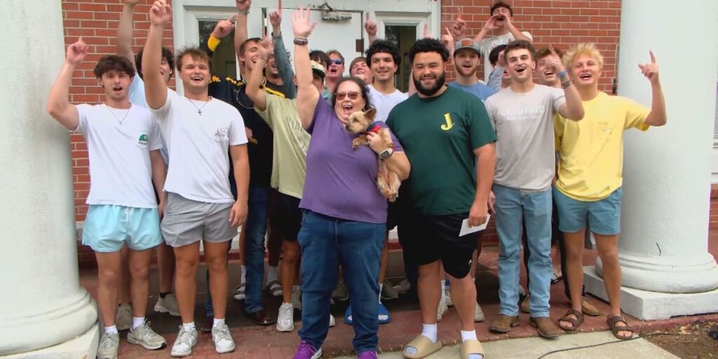 Mulher reencontra cachorro desaparecido em furacão após cinco anos nos EUA