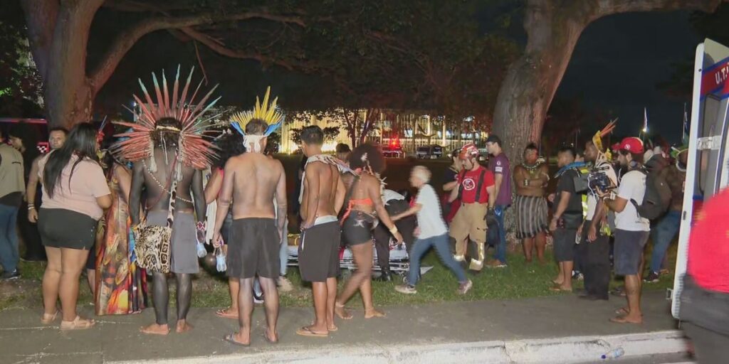 Polícia Legislativa contém indígenas com bomba de efeito moral