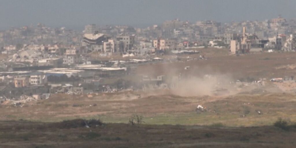 Escavadeiras de Israel trabalham em Gaza após fim do cessar-fogo