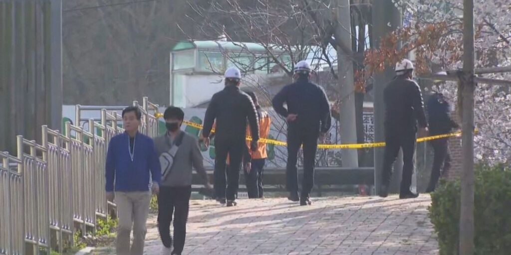 Desabamento de obra ferroviária deixa um desaparecido na Coreia do Sul