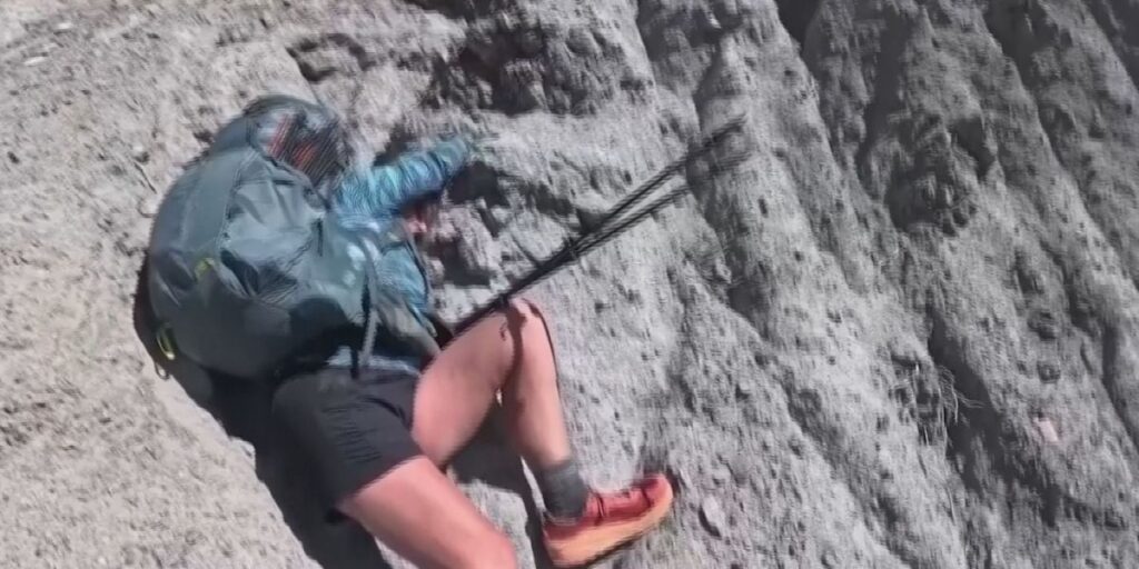 Veja momento em que alpinista presa em penhasco é resgatada nos EUA