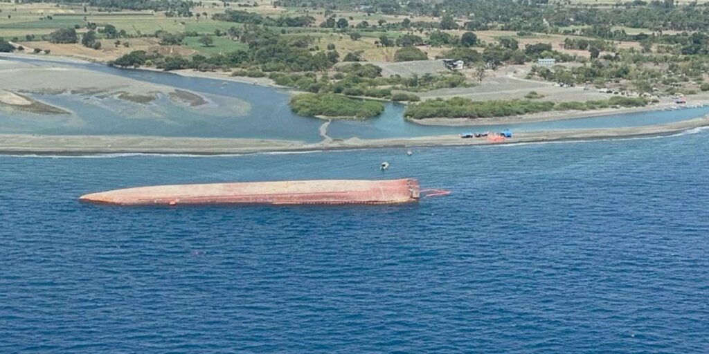 Navio naufraga deixando quatro mortos e sete desaparecidos nas Filipinas