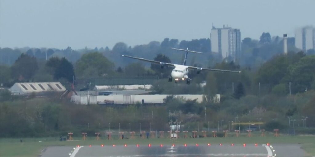 Pilotos sofrem para pousar em meio à ventania na Inglaterra; veja vídeo