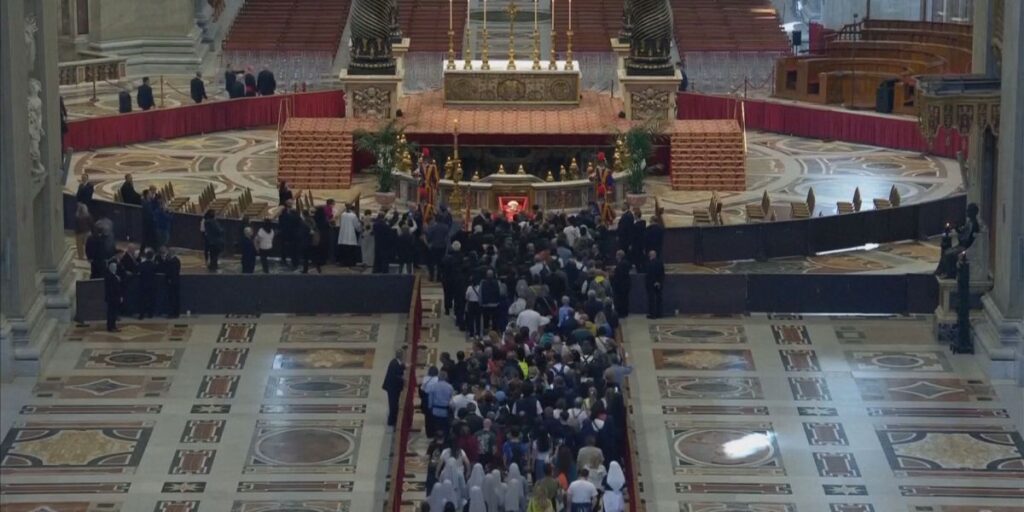 Vaticano diz que 150 mil pessoas visitaram velório do papa Francisco