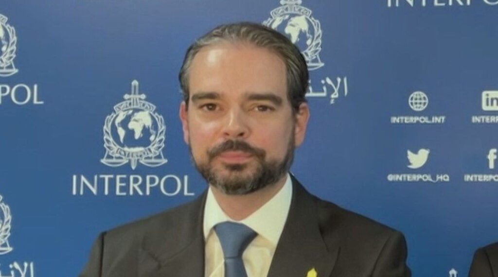Interpol vê aumento de recrutamento em organizações terroristas pela web