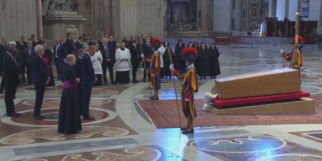 Príncipe William chega ao funeral do papa Francisco no Vaticano