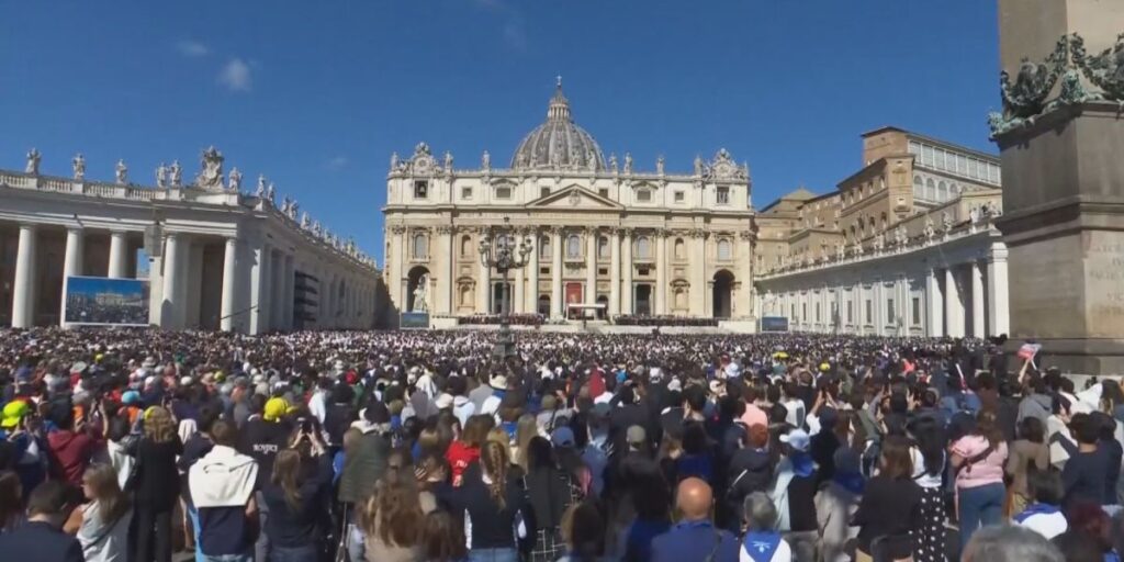 Sacerdotes distribuem hóstia para fiéis durante funeral do papa Francisco