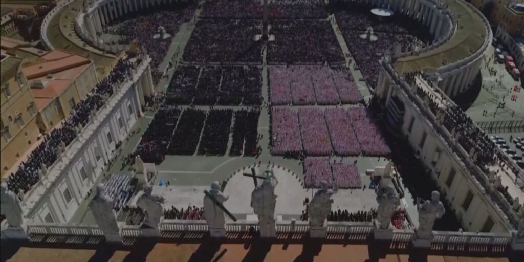 Grupos pobres e marginalizados participam de funeral do papa Francisco