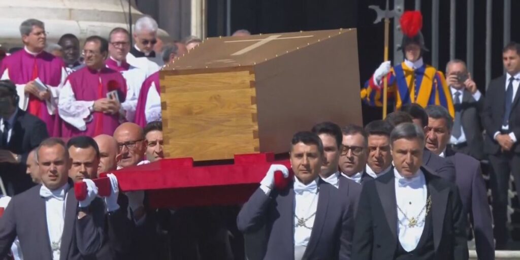 Papa Francisco: Veja imagens do caixão sendo levado para Praça de São Pedro