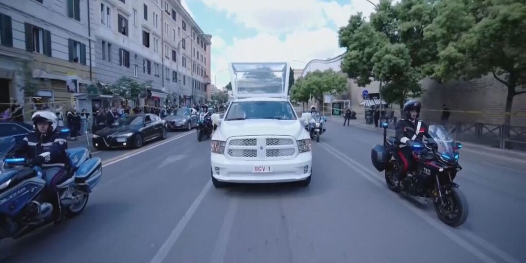 Cortejo fúnebre leva caixão do papa Francisco para sepultamento