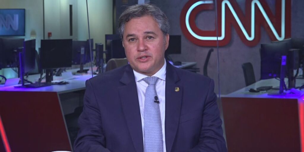 Federação dialoga com a redução do pluripartidarismo, diz senador à CNN