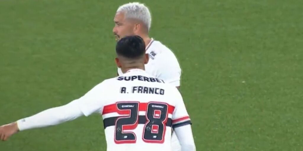 Jogadores do São Paulo discutem no gramado após empate do Botafogo; veja