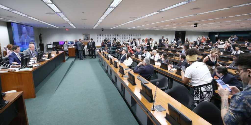 Projeto que facilita prisão preventiva de reincidentes avança na Câmara