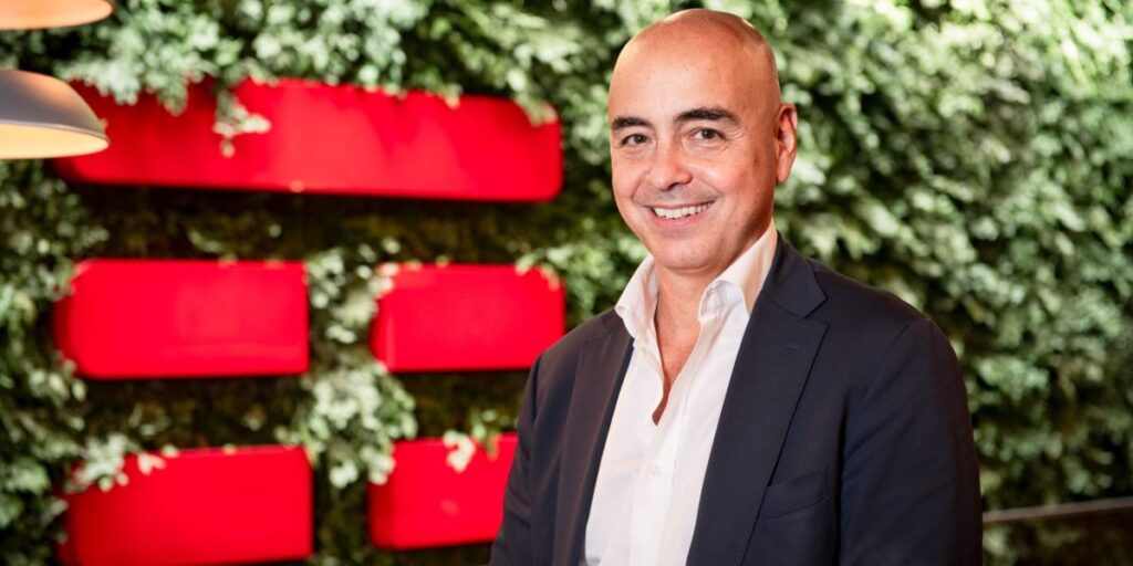 "Passos ao futuro", diz CEO da TIM à CNN após anúncio de R$ 1 bilhão