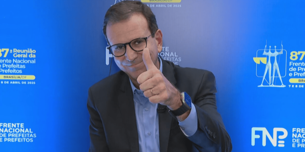 Líder em pesquisa, Paes nega à CNN plano de disputar governo estadual