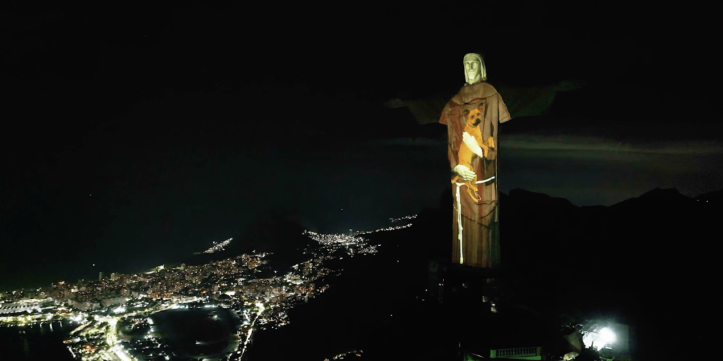 Projeção mostra Cristo Redentor com cachorro vira-lata em data especial