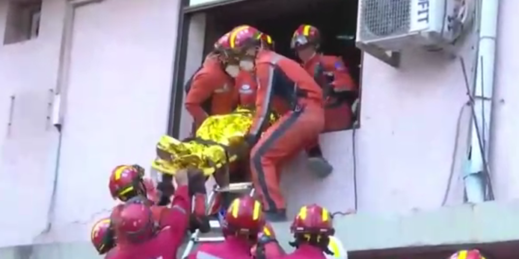 Homem é resgatado após ficar 125 horas presos nos escombros em Mianmar