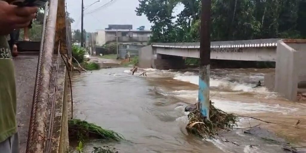 Chuva provoca enchentes em Ubatuba, no litoral norte de SP