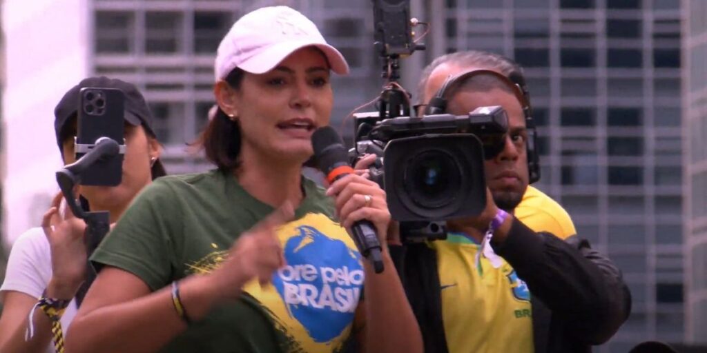 Michelle manda recado a Eduardo Bolsonaro: “Força”