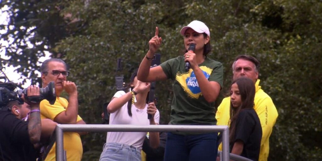 Michelle Bolsonaro mostra batom e diz que Débora é “símbolo”