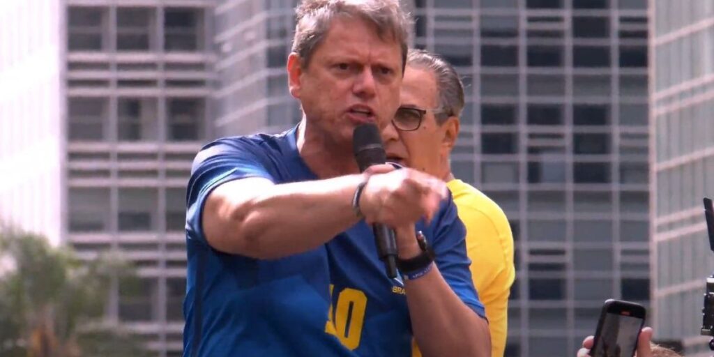 Tenho certeza de que Bolsonaro vai voltar, diz Tarcísio