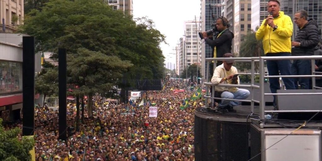 Governistas ironizam público em ato pró-anistia e rejeitam proposta