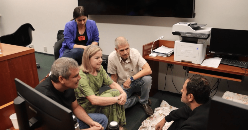 Em greve de fome, Glauber Braga recebe Gleisi, Sidônio e Lindbergh