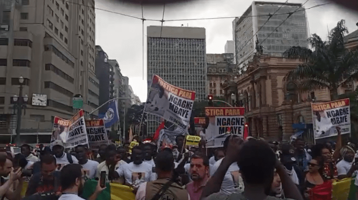 Manifestantes protestam morte de ambulante senegalês no centro de São Paulo