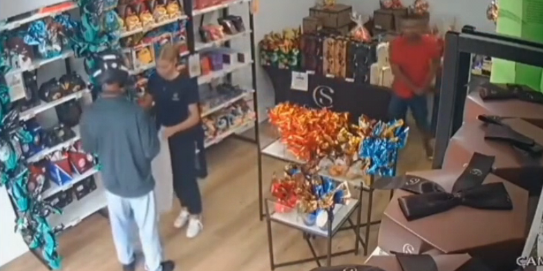 Vídeo: Homens entram em loja e roubam ovos de Páscoa na Bahia