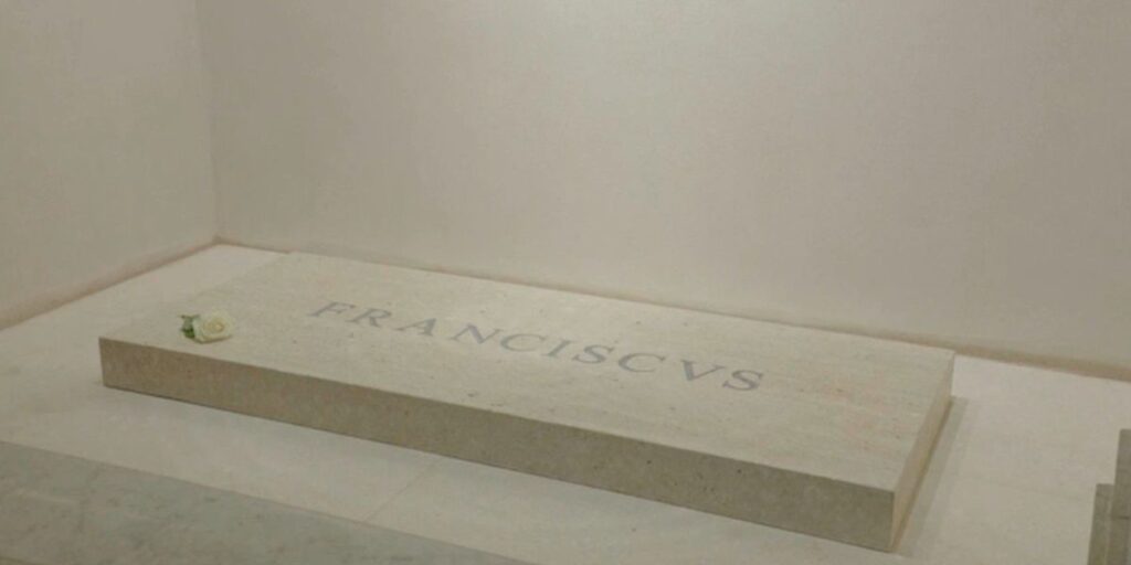 Centenas fazem fila em 1º dia de visitação do túmulo do papa Francisco