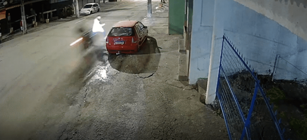 Vídeo: Motociclista sem habilitação mata homem atropelado no RJ