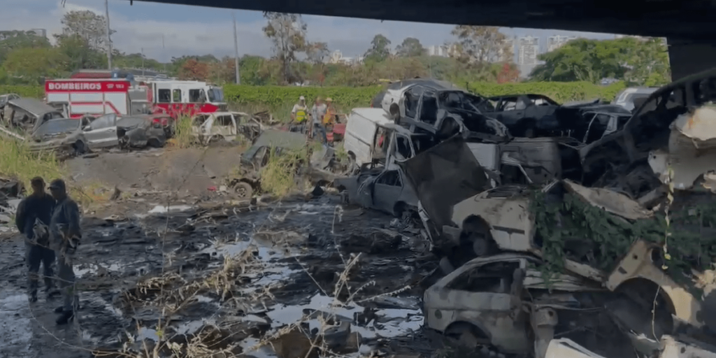 Vídeo: Incêndio atinge pátio de veículos em São Paulo