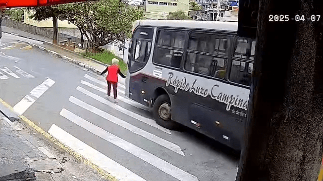 Vídeo: Idosa tem pernas amputadas após ser atropelada por ônibus em SP