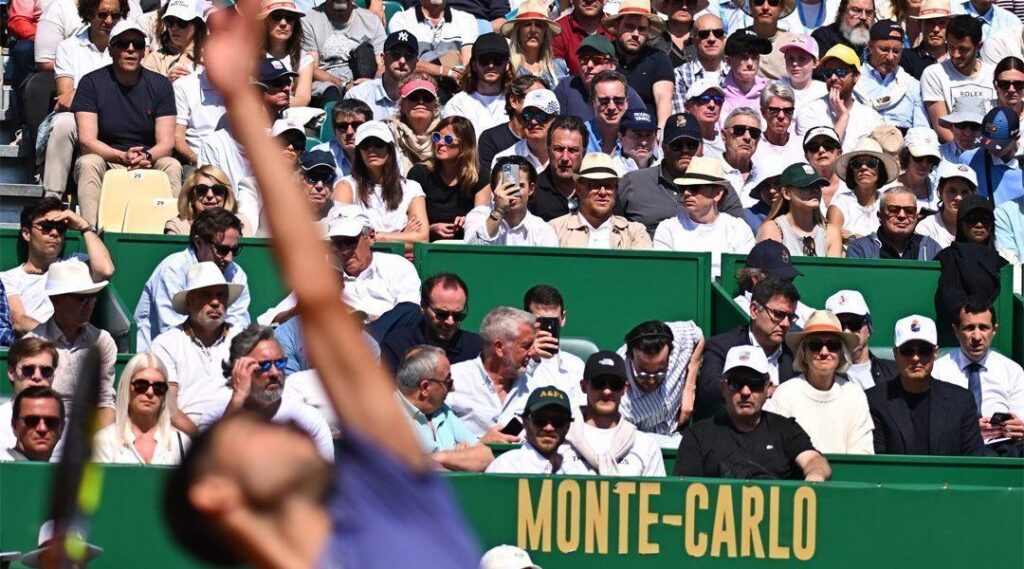 Alcaraz avança às quartas de Monte Carlo com ponto espetacular; veja