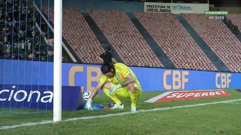 Herói do Cruzeiro diante do Vasco, Cássio chora de emoção após vitória